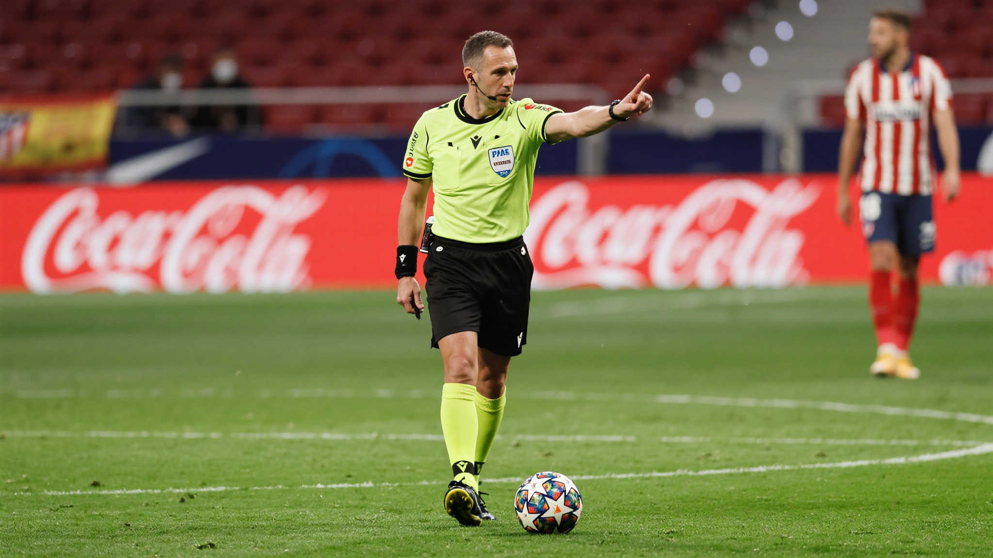 揭示争议: 裁判历史与表现
在任何一场顶级赛事中