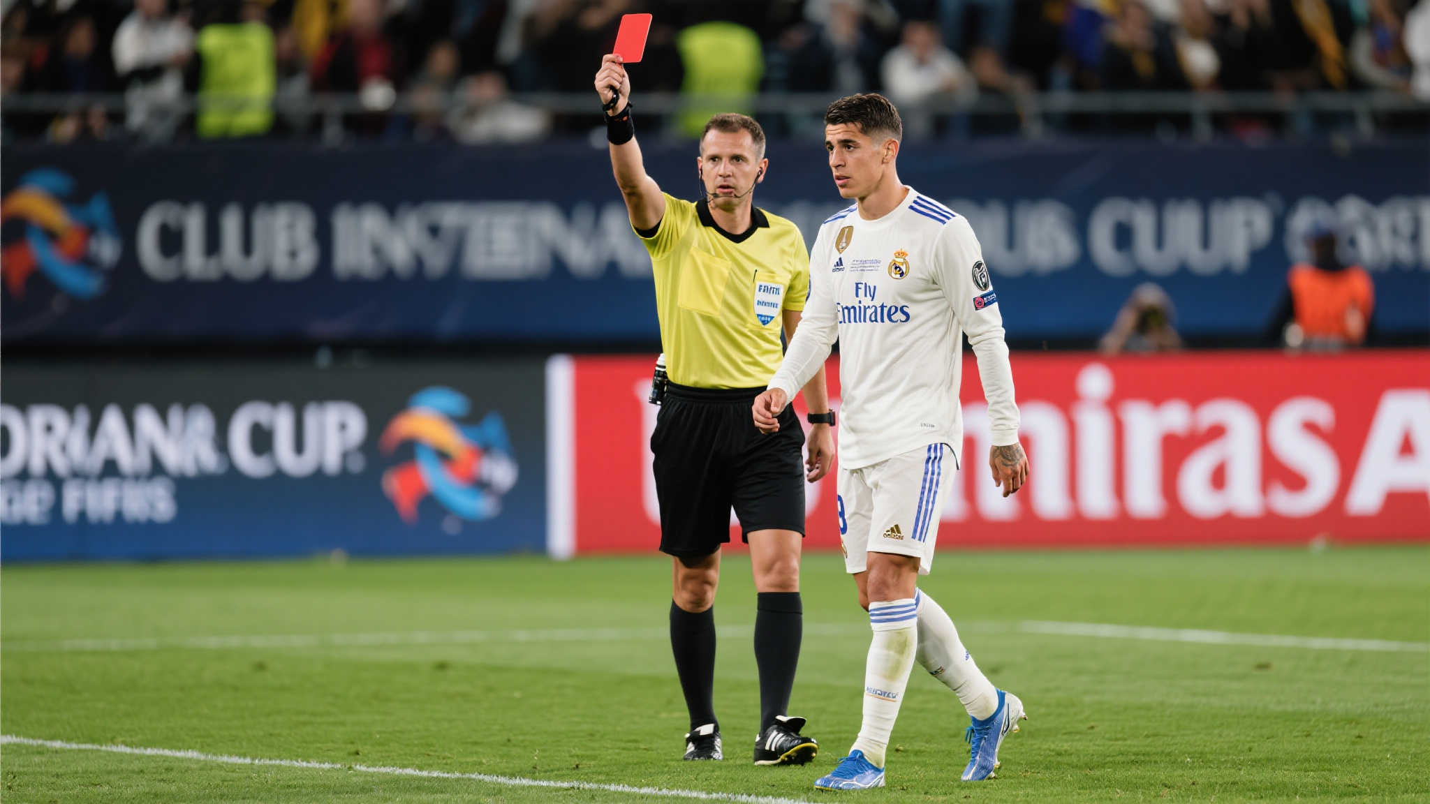 第7分钟染红,阿森西奥创下俱乐部洲际杯65年未见之纪录 近年来,足球赛场上瞬息万变,每一秒都可能带来惊天逆